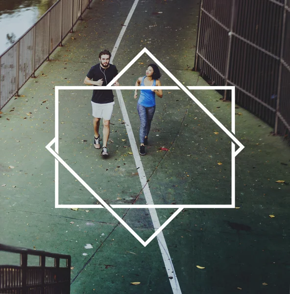 Çift birlikte koşuyor.