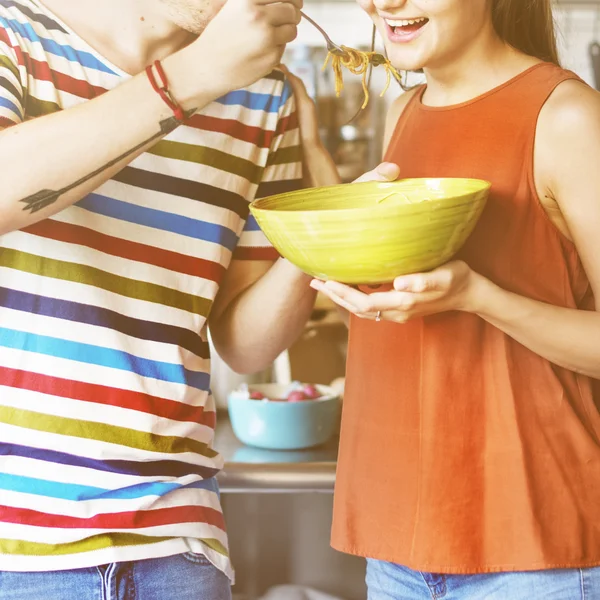 Portrait de couple heureux dans la cuisine — Photo