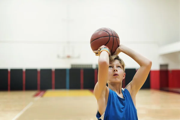 Chlapec hraje basketbal — Stock fotografie