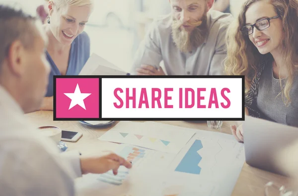Pessoas discutindo sobre ideias de compartilhamento — Fotografia de Stock