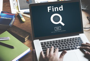 Dizüstü bilgisayarlı erkek eller