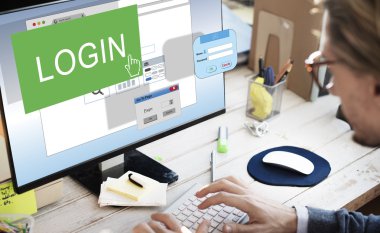 Bilgisayarda çalışan iş adamı