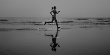 Sabah Beach'te çalışan kadın