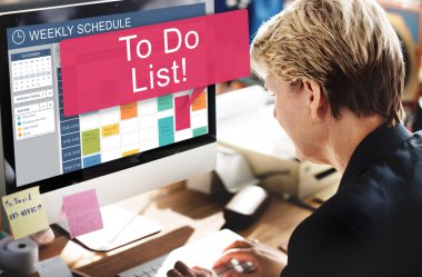 Bilgisayarda çalışan iş kadını