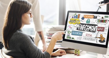 yönetimi ile monitörde gösterilen kadın