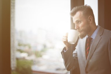 İş adamı kahve içiyor.
