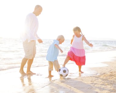 Mutlu aile Plajı'nda çocuklarla