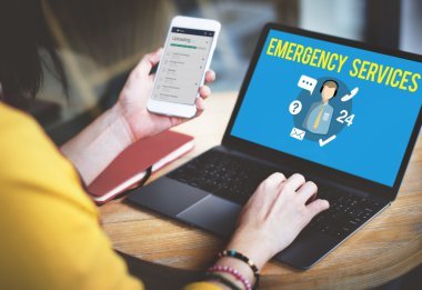 dizüstü bilgisayar ve telefon kadın portresi