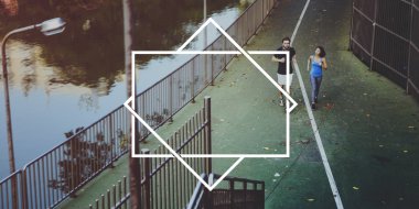 Çift birlikte koşuyor.