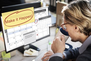 Bilgisayarda çalışan iş adamı