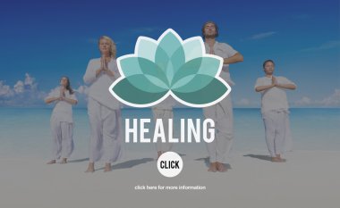 Kumsalda yoga yapmak insanlar