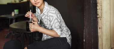 kadın içki içecek