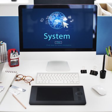 Bilgisayar ofis masasında. 