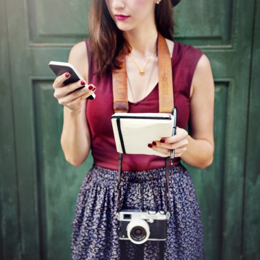 Akıllı telefon kullanan kadın