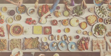 arkadaşlar büyük tablo için yemek