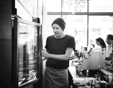 kahve dükkanında çalışan adam