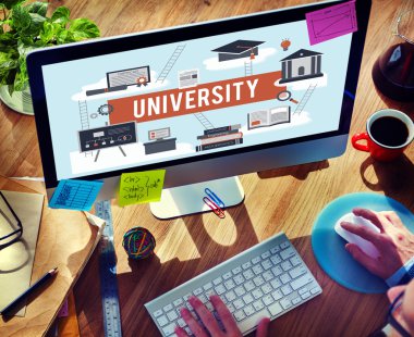 Bilgisayar kullanan adam