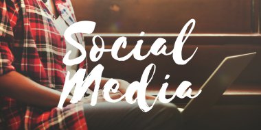 Arka plan üzerinde dizüstü bilgisayar kullanan kadın 