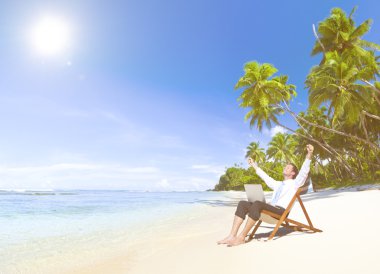 Plajda işadamı kalan yalnız