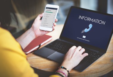 dizüstü bilgisayar ve telefon kadın portresi