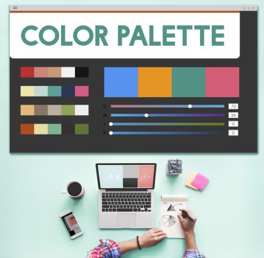 Dizüstü bilgisayarla çalışan adam