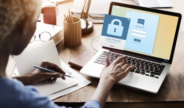 dizüstü bilgisayarda güvenlik ile çalışan kadın