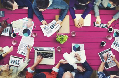 Meslektaş meşgul ofis toplantı sırasında 