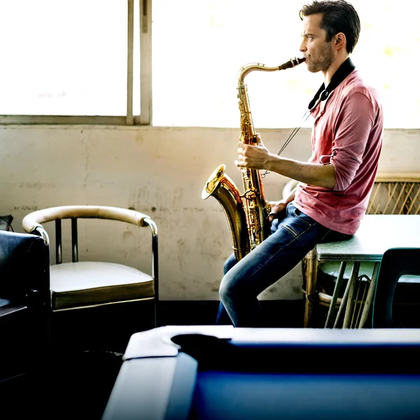 Jazzman a tocar saxofone — Fotografia de Stock
