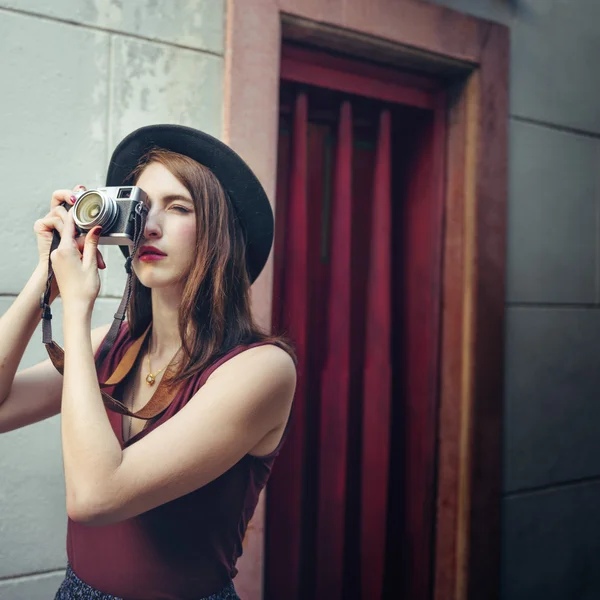 Fotografo ragazza con macchina fotografica — Foto Stock