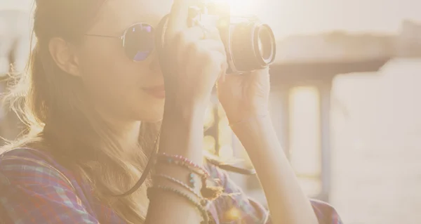 Mädchen macht Fotos, inspiriert Konzept — Stockfoto