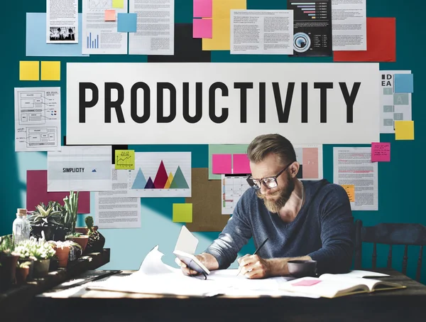 Belgelerle çalışan adam