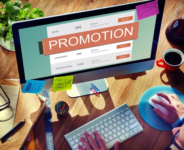 Promosyon kavramı ile bilgisayar kullanarak iş adamı
