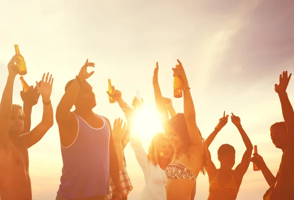 Freunde auf sommerlicher Strandparty — Stockfoto