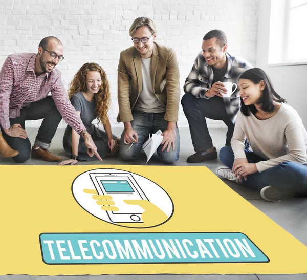 Formgivare som arbetar med affisch och telekommunikation — Stockfoto