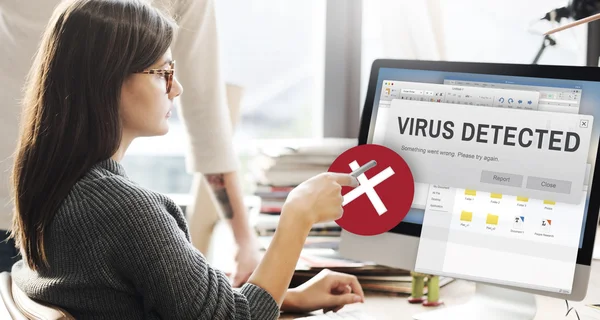 Frau auf Monitor mit Virus entdeckt — Stockfoto