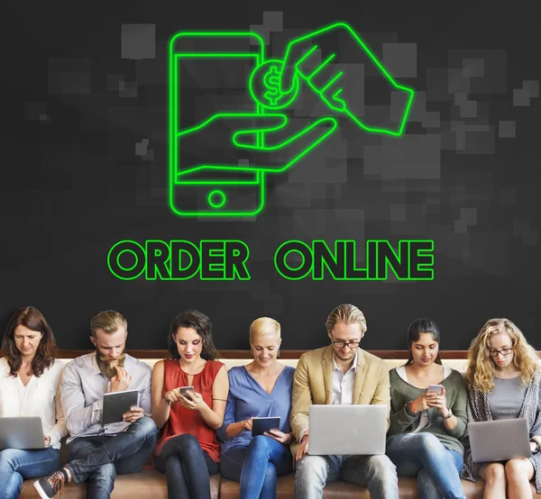 As pessoas sentam-se com dispositivos e Ordem Online — Fotografia de Stock
