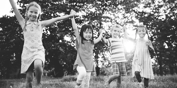 Niños jugando al aire libre — Foto de Stock