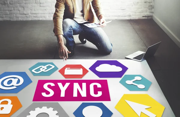 Uomo d'affari che lavora con sync — Foto Stock