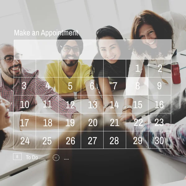 Persone con le mani unite e il calendario — Foto Stock