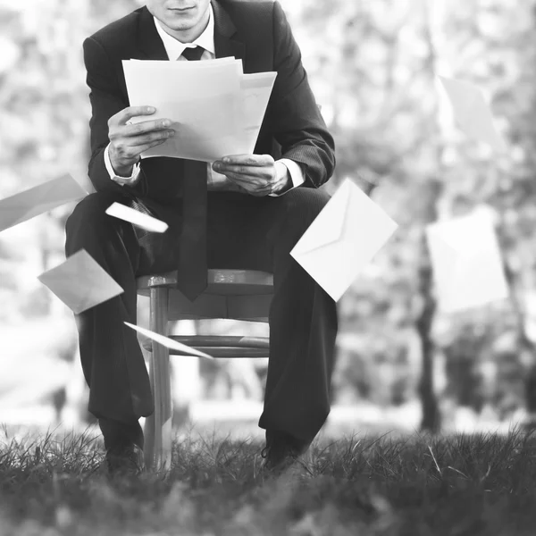 BusinessMan Sitting with documents — Stock Photo, Image