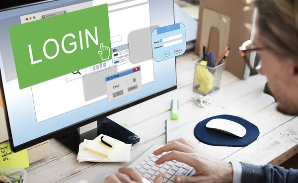 Bilgisayarda çalışan iş adamı