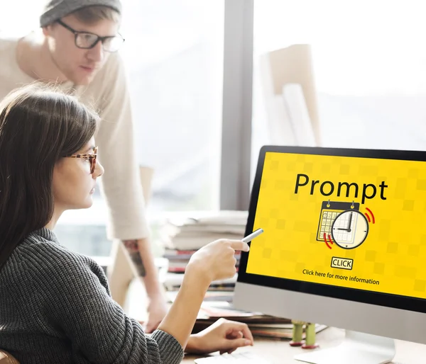 Donna che mostra sul monitor con prompt — Foto Stock