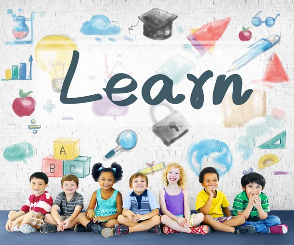 Çeşitlilik çocuk birlikte oturan