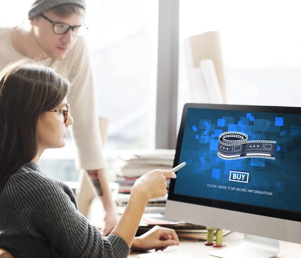 Mujer mostrando en monitor con película — Foto de Stock