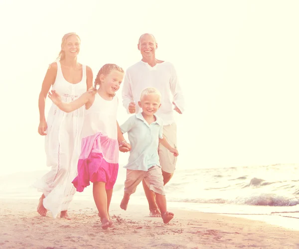 Šťastná rodina s dětmi na pláži — Stock fotografie