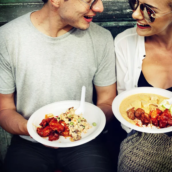 Casal comendo comida juntos — Fotografia de Stock