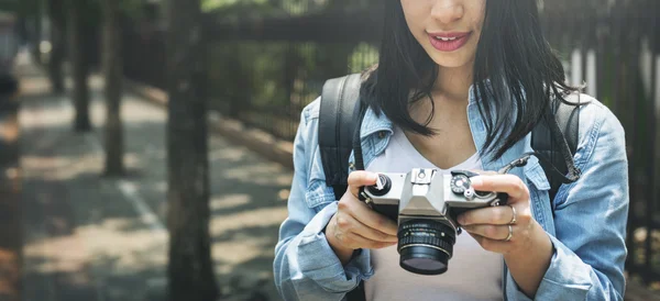 Asyalı kadın kamera ile fotoğraf yapma — Stok fotoğraf
