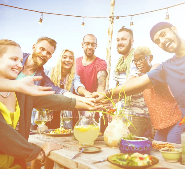 Vänner hänger ute på Party — Stockfoto