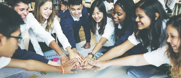 Studenten samen hand in hand — Stockfoto