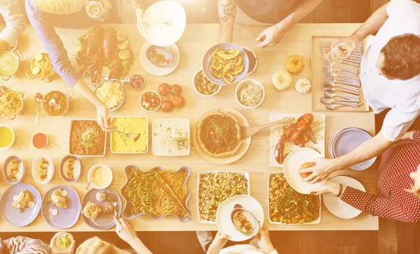 Pessoas que gostam de comida — Fotografia de Stock